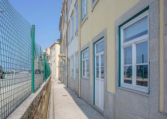 Liiiving In - Modern Coastline ポルト